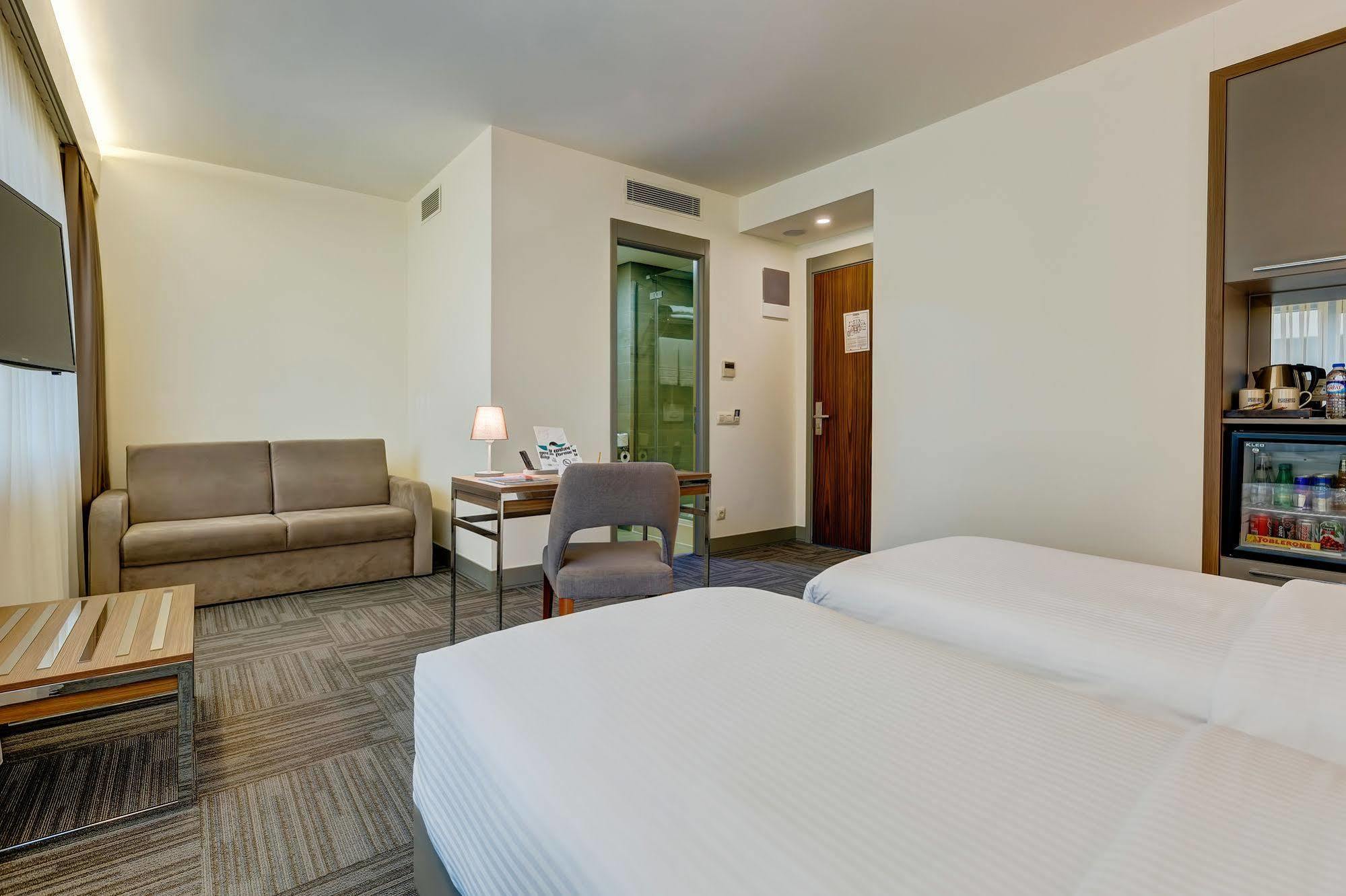 พลัส โฮเต็ล บอสตันซี อะทาเซเฮียร์ Hotel อิสตันบูล ภายนอก รูปภาพ